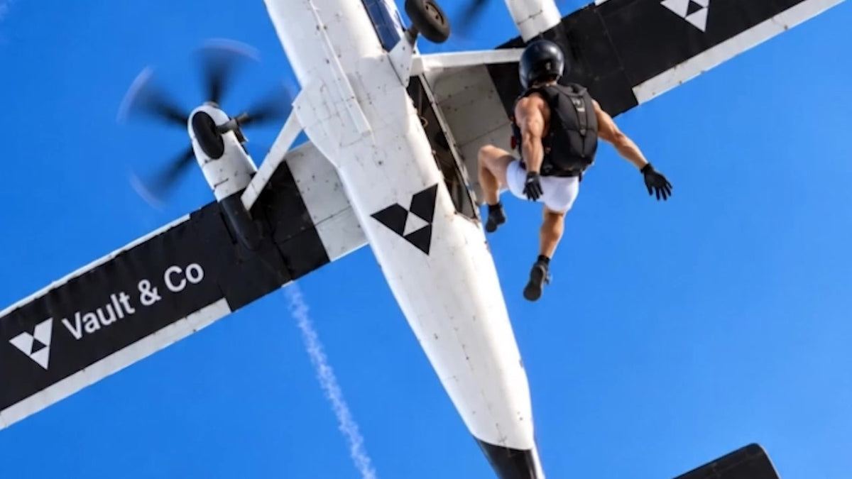 Skydiver leaving the Vault & co plane over the sea
